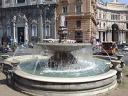 la-fontana-del-carciofo-di-piazza-trieste-e-trento-di-napoli.jpg